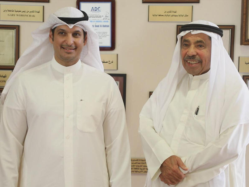  وزير الإعلام والثقافة عبدالرحمن المطيري ورئيس المؤسسة الشاعر عبدالعزيز البابطين