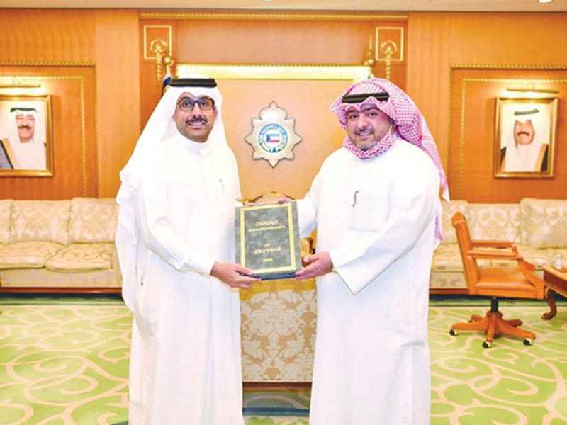 وزير الداخلية الشيخ ثامر العلي يتسلم رسالة الدكتوراه من الهاجري