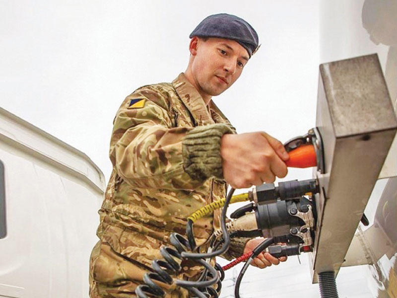 جندي بريطاني خلال معاينته إحدى المعدات