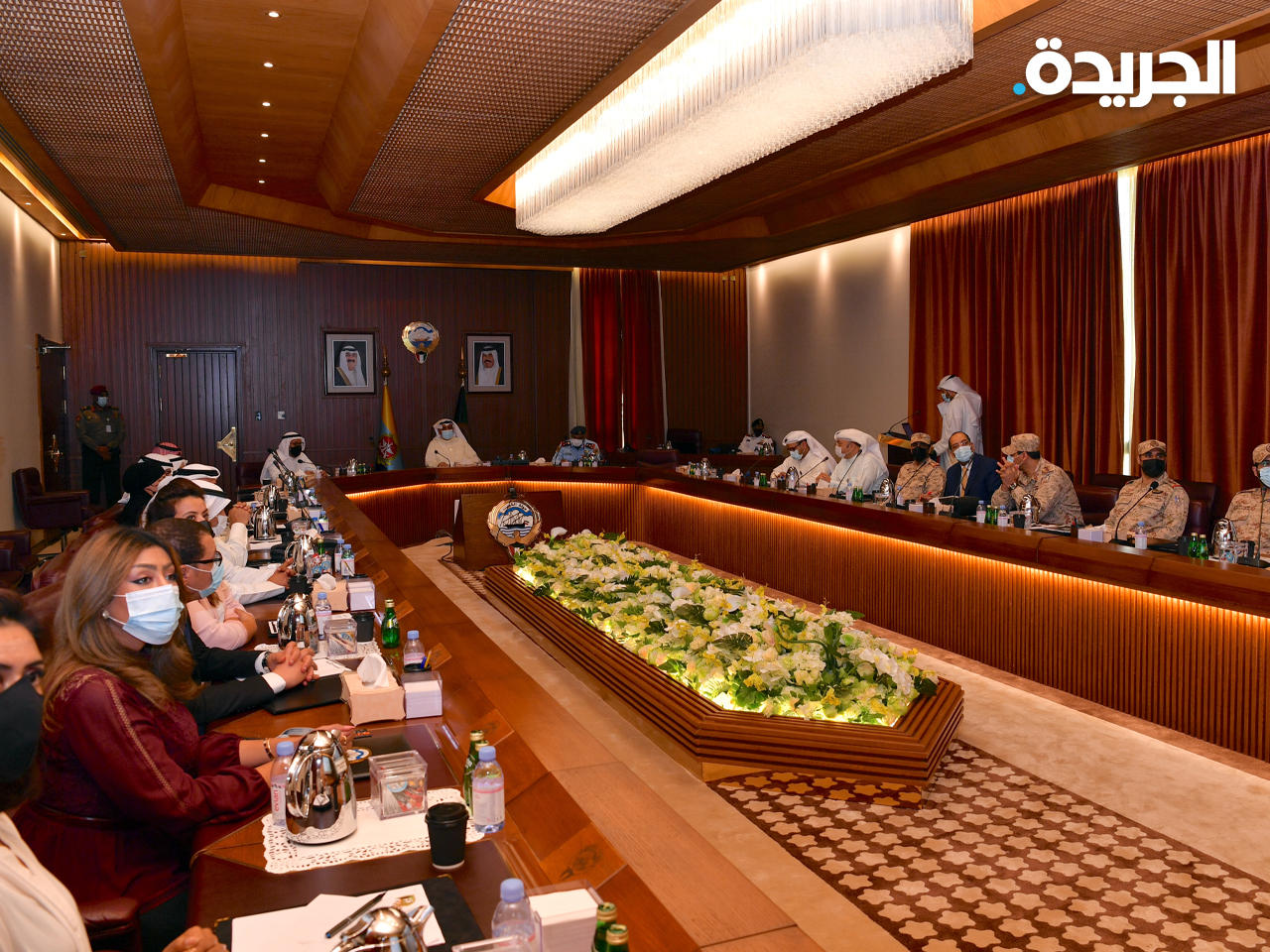  نائب رئيس مجلس الوزراء وزير الدفاع الشيخ حمد الجابر مترئساً الاجتماع بالوزارة أمس