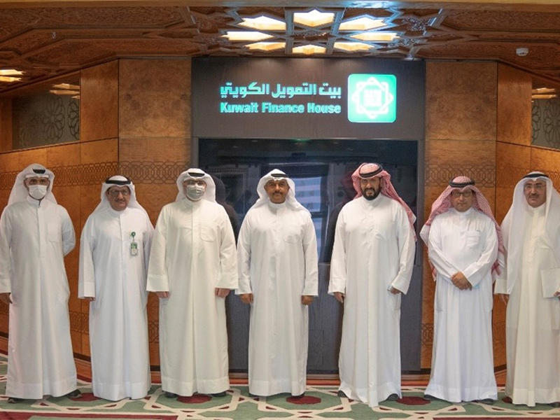 الرئيس التنفيذي للمجموعة بالتكليف في بيت التمويل الكويتي (بيتك) عبدالوهاب الرشود مستقبلاً محافظ العاصمة خلال زيارته لـ«بيتك»  