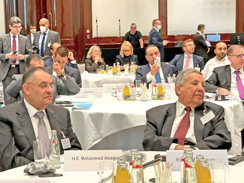 رئيس مجلس إدارة الغرفة محمد جاسم الصقر إلى جانب النائب الأول لرئيس غرفة التجارة والصناعة العربية الألمانية علي الغانم خلال المؤتمر