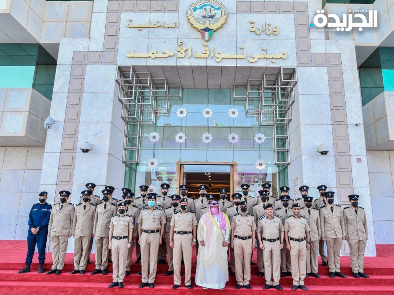 العلي متوسطاً الطلبة الضباط