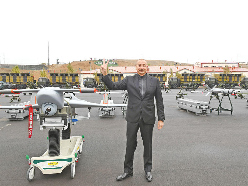 الرئيس الأذربيجاني إلهام علييف قرب الحدود الإيرانية أمس (وكالة الأنباء الأذربيجانية)