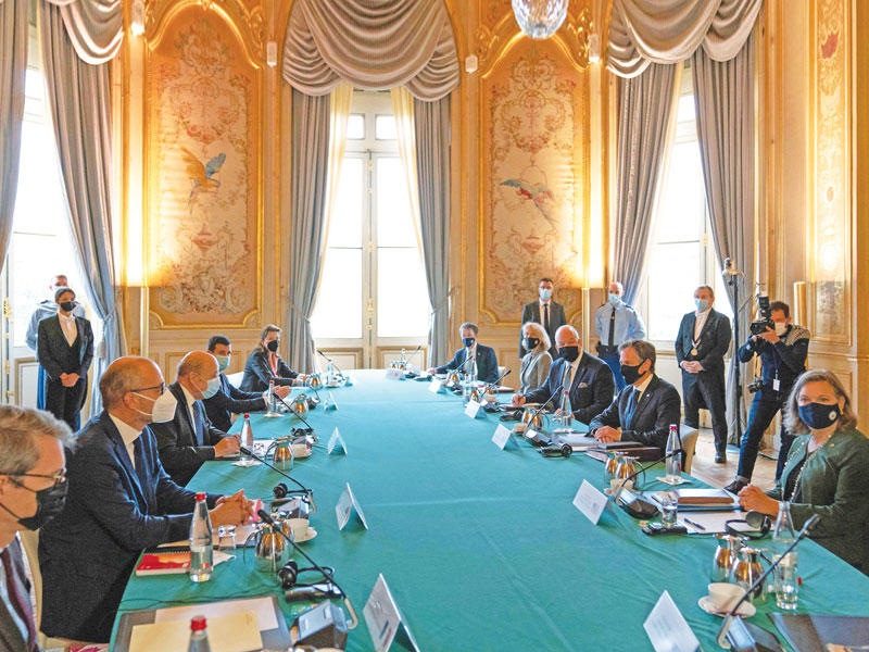 وزير الخارجية الأميركي أنتوني بلينكن خلال اجتماعه مع نظيره الفرنسي في باريس أمس (أ ف ب)