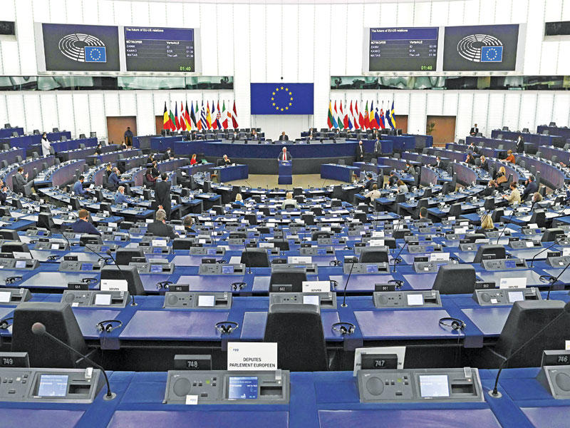 جلسة لمناقشة مستقبل علاقات الاتحاد الأوروبي وأميركا في البرلمان الأوروبي بستراسبورغ أمس (ا ف ب)