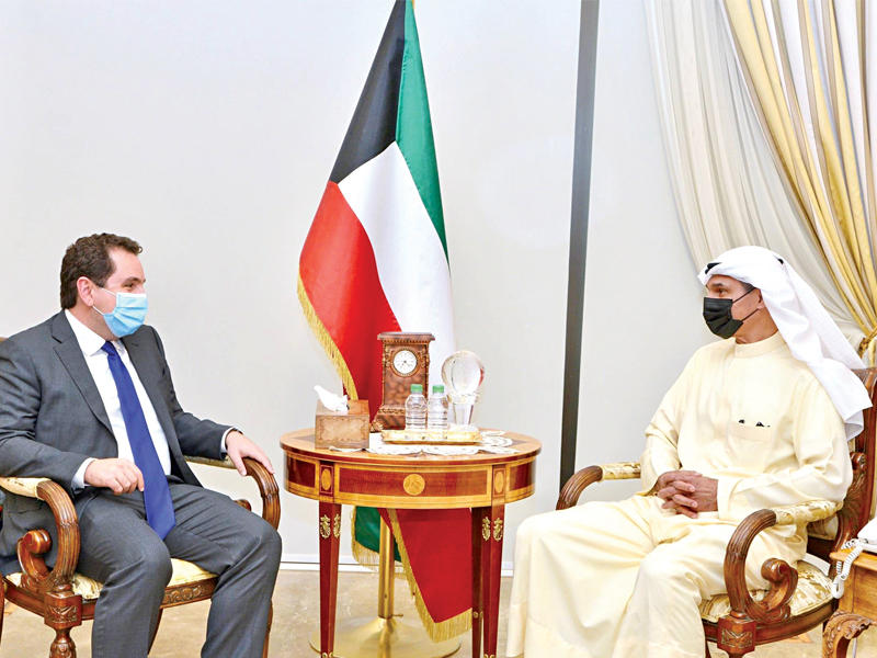 الظفيري خلال اجتماعه مع بنيام 