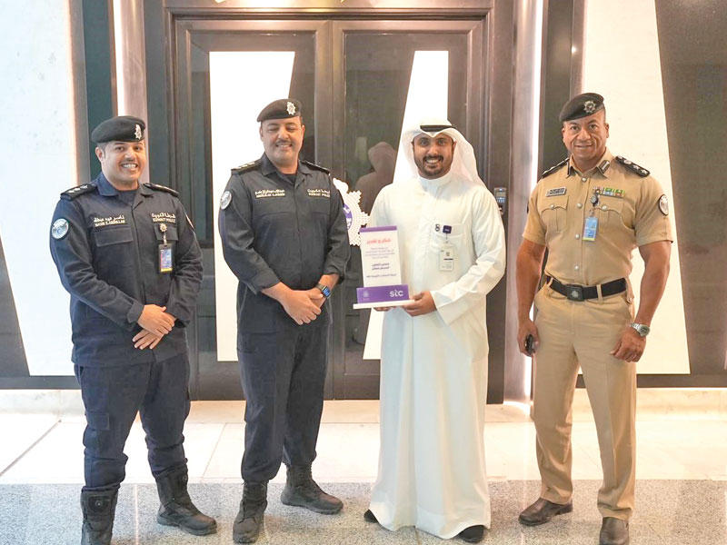 أحمد النويبت خلال تكريم رجال «الداخلية» العقيد العبدالسلام وبوصليب ويوسف مرشد