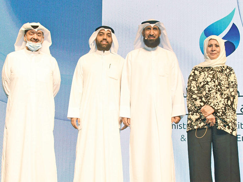 د. مشعان العتيبي يتوسط إيمان الروضان ووليد الخشتي ومالك الصباح خلال الحفل 