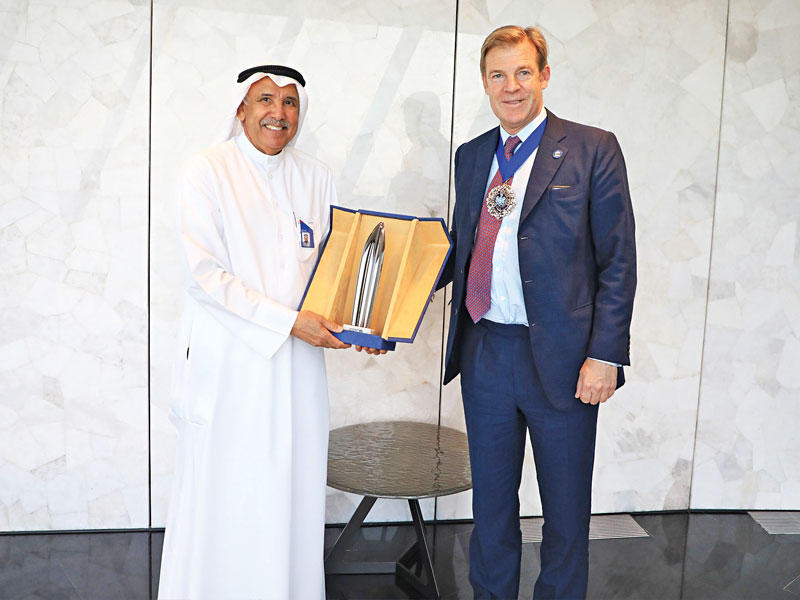 رئيس مجلس إدارة بنك الكويت الوطني ناصر الساير مستقبلاً اللورد وليام راسلn