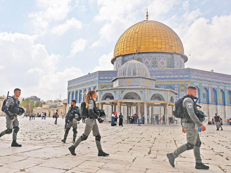 جنود إسرائيليون داخل باحات الحرم القدسي الشهر الماضي (أ ف ب)
