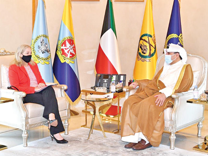  نائب رئيس مجلس الوزراء وزير الدفاع الشيخ حمد الجابر مستقبلاً رومانوسكي أمس