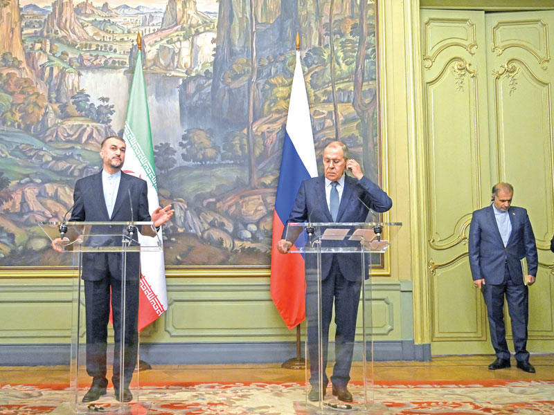 وزير الخارجية الروسي سيرغي لافروف ووزير الخارجية الإيراني حسين عبداللهيان  خلال مؤتمر مشترك في موسكو أمس     (رويترز)