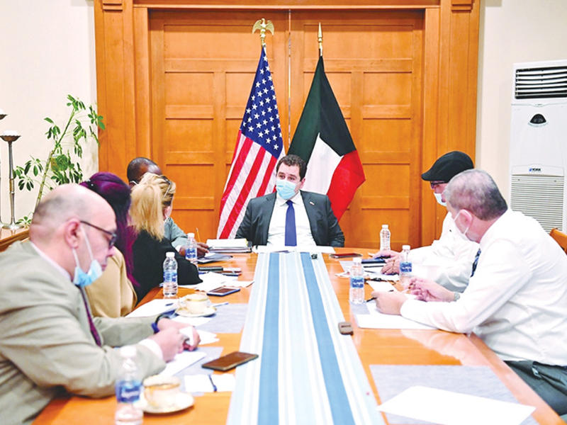 دانيال بنيام متحدثاً إلى الصحافيين