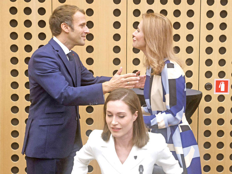 الرئيس الفرنسي إيمانويل ماكرون يرحب برئيسة وزراء أستونيا خلال القمة الأوروبية غير الرسمية في قلعة بردو أمس  (أ ف ب)