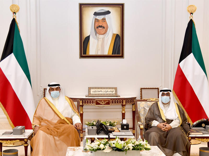 نائب الأمير مستقبلا رئيس مجلس الوزراء أمس