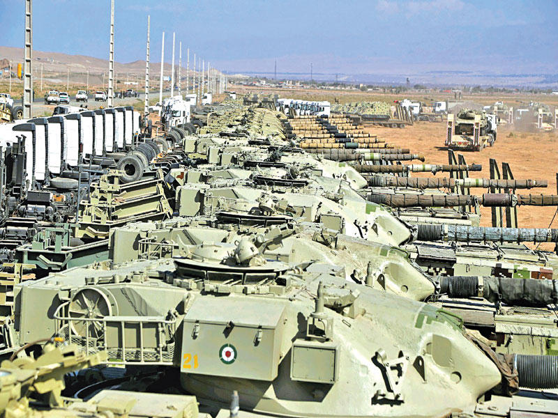 دبابات إيرانية خلال مناورات على حدود أذربيجان مطلع الشهر الجاري  (رويترز)n