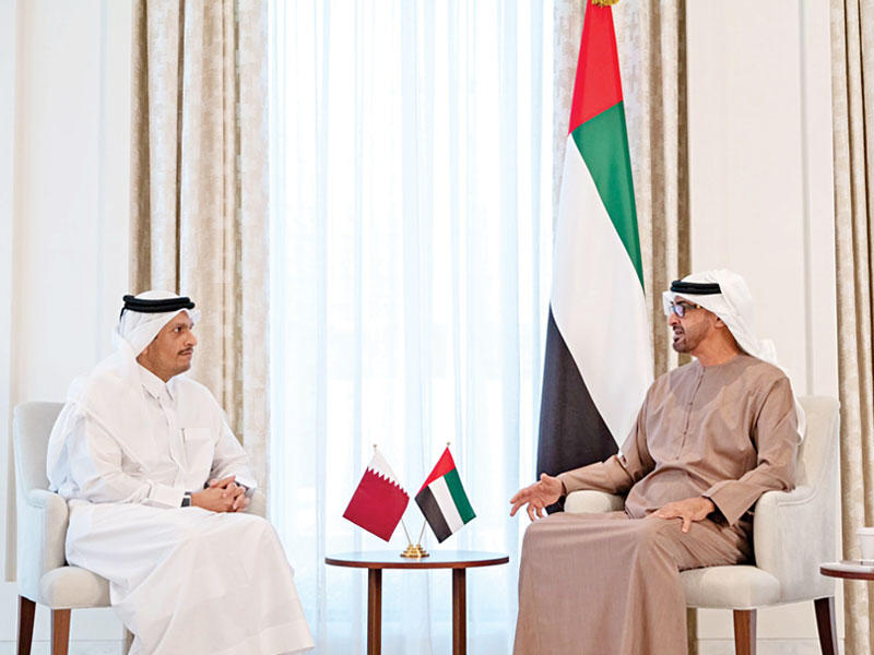 مولي عهد أبوظبي الشيخ حمد بن زايد مستقبلاً وزير خارجية قطر في أبوظبي أمس