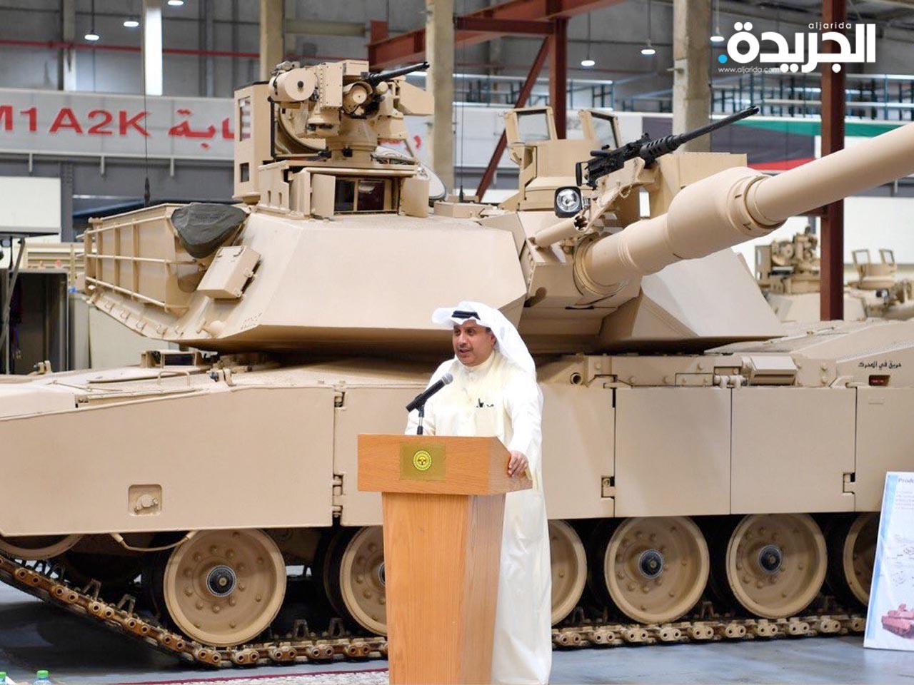 الجابر متحدثاً لقيادات القوة البرية أمس وخلفه الدبابة الجديدة