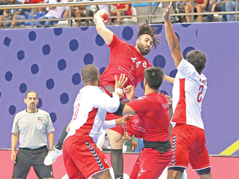 افشين صادقي يصوب على مرمى الكويت (تصوير جورج ريجي)