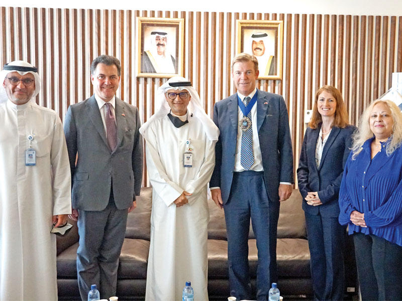 رئيس مجلس مفوضي هيئة أسواق المال، المدير التنفيذي، د. أحمد الملحم خلال استقباله اللورد وليام راسل والوفد المرافق أمس