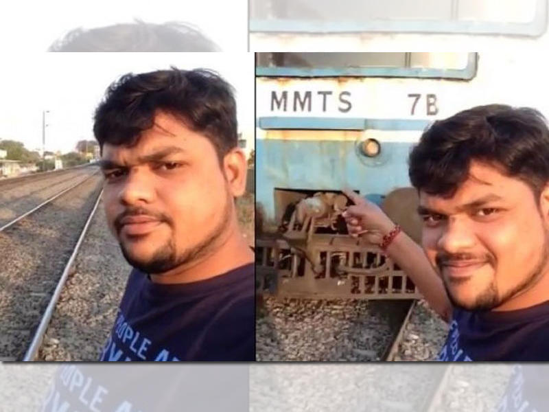 هندي يقوم بالتقاط صورة سيلفي في محطة القطار