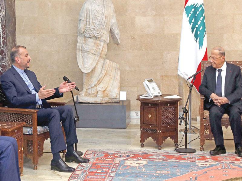 الرئيس ميشال عون مستقبلاً وزير الخارجية الإيراني حسين أمير عبداللهيان في القصر الجمهوري أمس (رويترز)