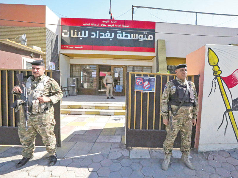 جنود يحمون لجنة مخصصة للتصويت الخاص في بغداد (أ ف ب)