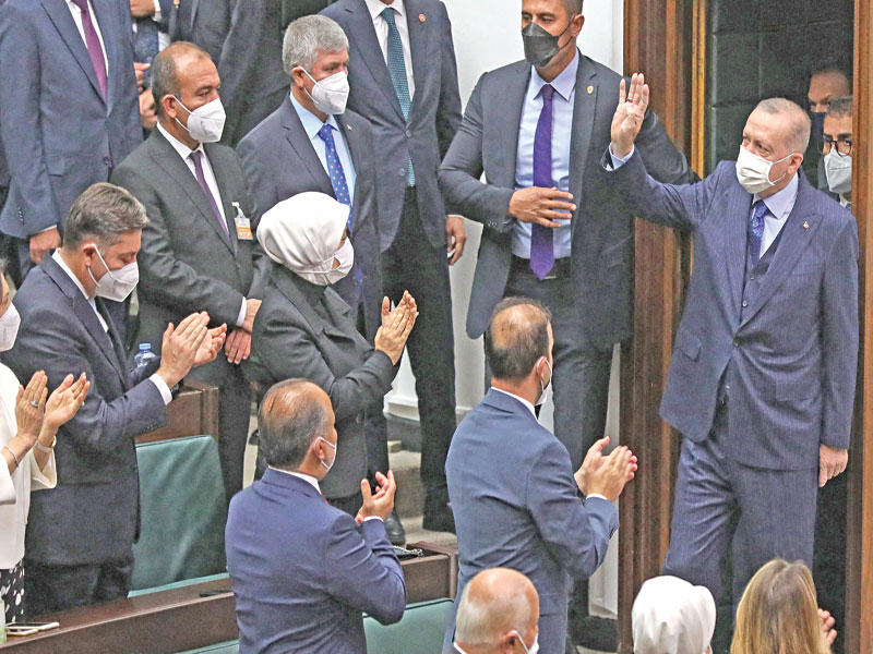 الرئيس التركي يصل إلى البرلمان أمس الأول (أ ف ب)