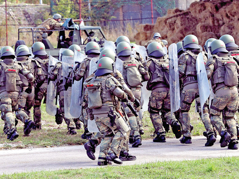 تدريبات لقوات «يوفور» في سراييفو أمس (أي بي أيه)