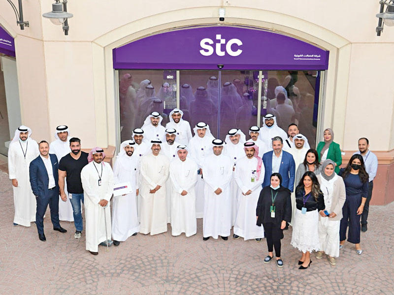 الرئيس التنفيذي لشركة الاتصالات الكويتية (stc) المهندس مزيد بن ناصر الحربي في صورة جماعية مع فريق عمل stc
