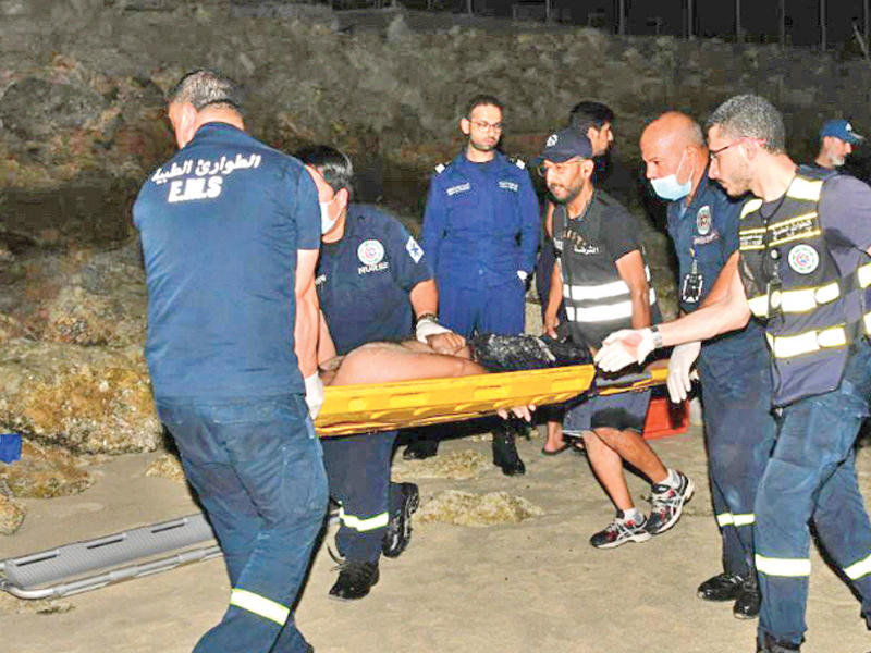 انقاذ احد الاسيويين الغرقى 