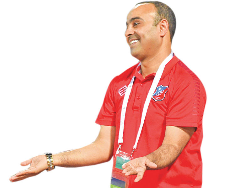 نائب رئيس جهاز الكرة في نادي الكويت، عادل عقلة