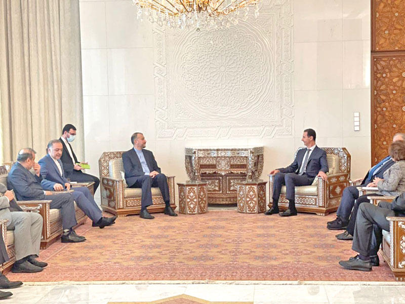 الرئيس السوري بشار الأسد مجتمعا بوزير الخارجية الإيراني حسين أمير عبداللهيان  في دمشق أمس (إرنا)