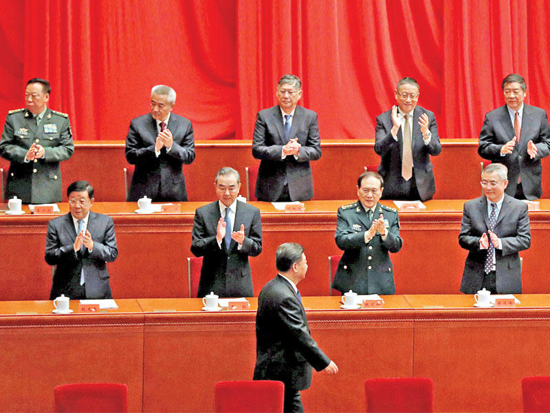  الرئيس الصيني شي جينبينغ يصل إلى قاعة الشعب الكبرى في بكين أمس (رويترز)