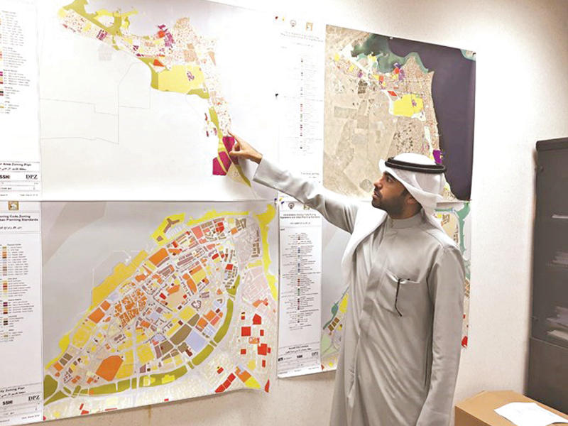  رئيس قسم المخططات الهيكلية في إدارة المخطط الهيكلي في بلدية الكويت المهندس سليمان الراشد يستعرض المخطط الهيكلي الرابع للدولة