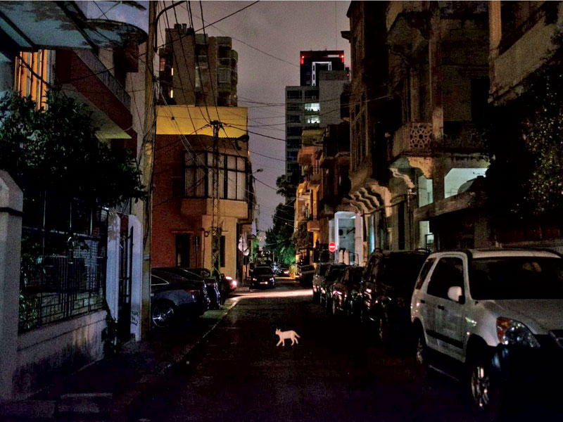 ظلام دامس في أحد أحياء بيروتn