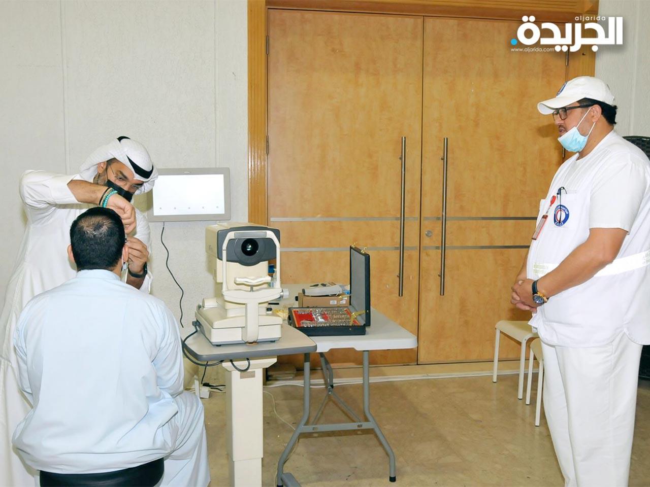 «الهلال الأحمر» يوزع نظارات على 100 محتاج بمناسبة يوم الإبصار العالمي
