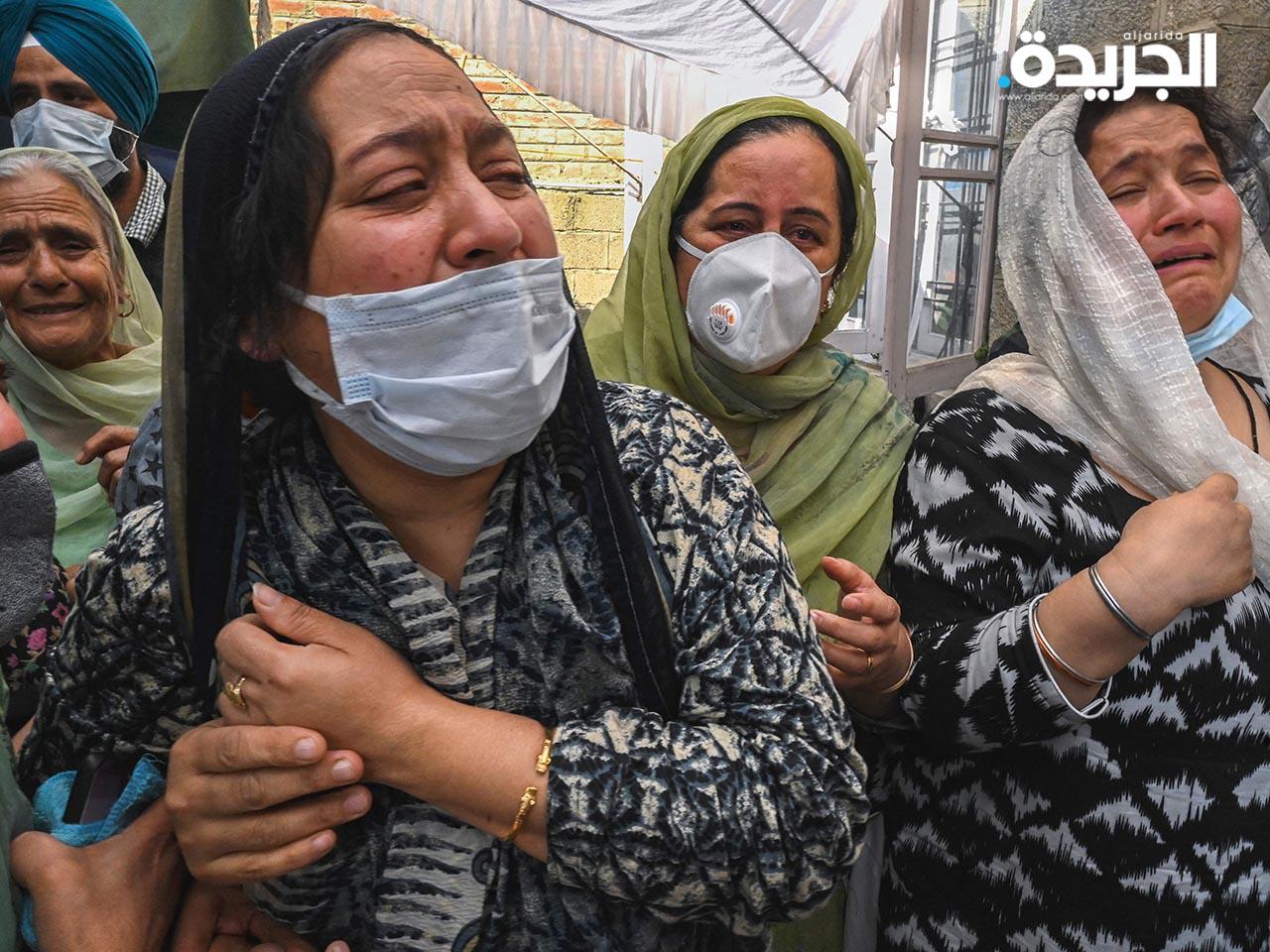 أقارب مدير مدرسة مقتول يبكون خلال موكب جنازة في سريناغار