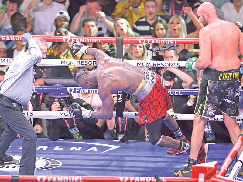 فيوري يسقط خصمه بالضربة القاضية