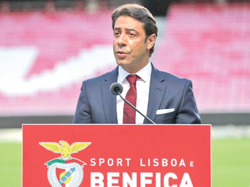 النجم الدولي السابق روي كوستا