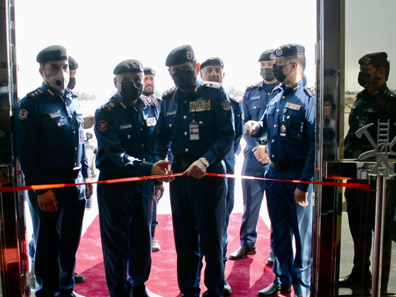 رئيس قوة الإطفاء العام الفريق خالد المكراد مفتتحا المركز بحضور البليهيص وقيادات الإطفاء 