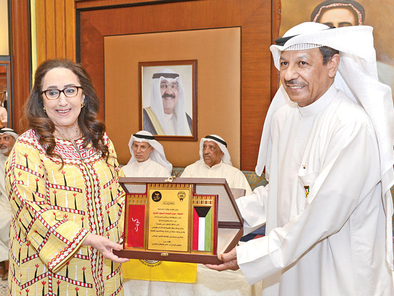 العقيد ناصر سالمين يهدي الشيخة بيبي اليوسف درعاً تذكارية