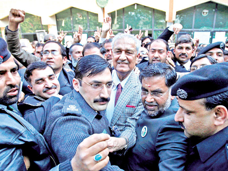 عبدالقدير خان محاطاً بعناصر من الشرطة في إحدى المناسبات بإسلام آباد  (رويترز)