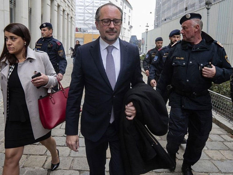 وزير الخارجية النمساوي ألكسندر شالنبرغ (في الوسط) مغادرا بعد لقائه الرئيس النمسوي في فيينا (أ ف ب)