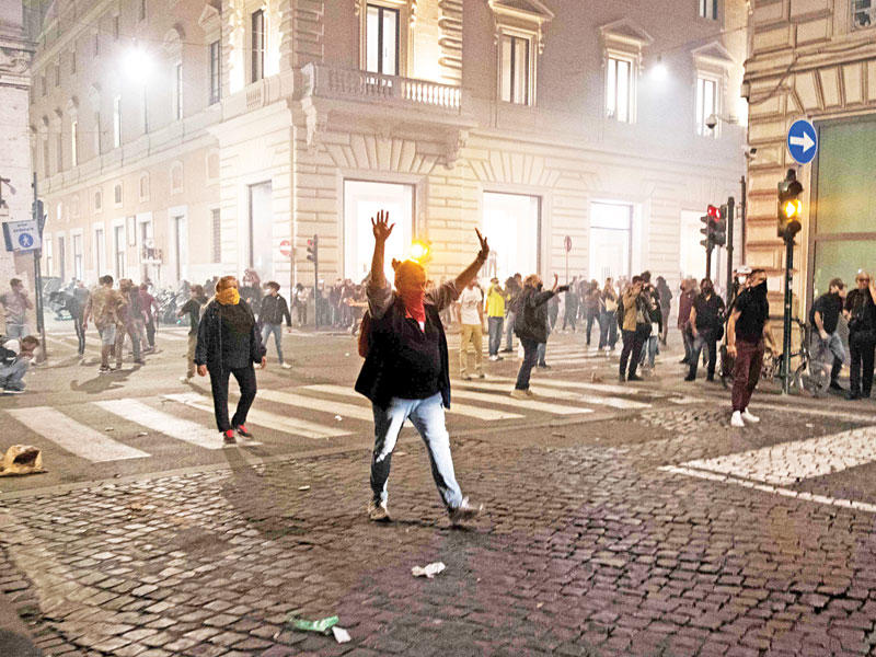 عدد من المنتمين لمجموعة فورتسا نووفا اليمينية المتطرفة في إيطاليا