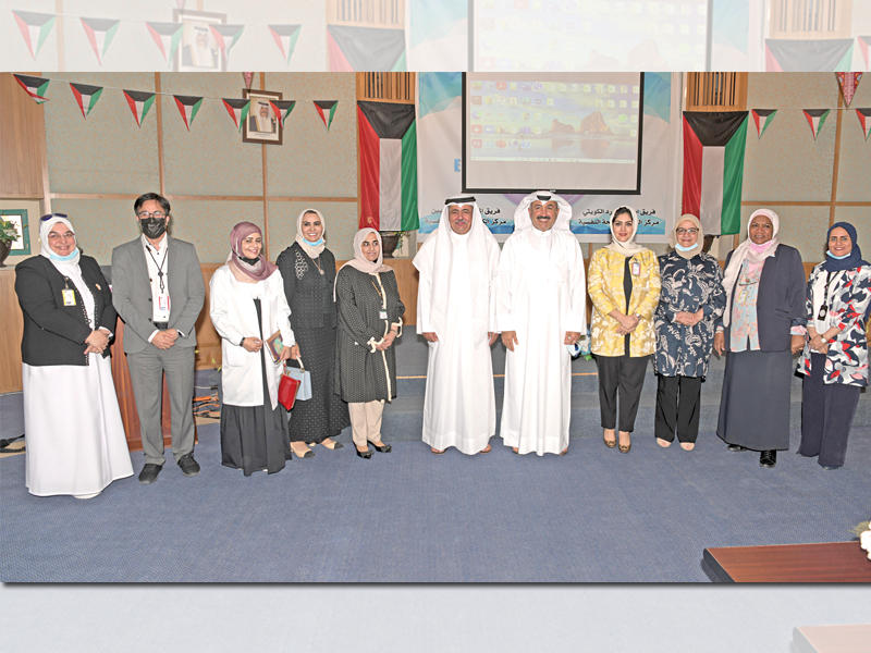 مدير منطقة الصباح الطبية د. أحمد الشطي يتوسط عدداً من الحضور خلال الاحتفاليةt (تصوير ميلاد غالي)