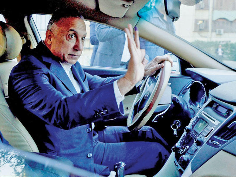 رئيس الوزراء العراقي مصطفى الكاظمي مغادراً مركز الاقتراع في بغداد بعد الإدلاء بصوته أمس (أ ف ب)n