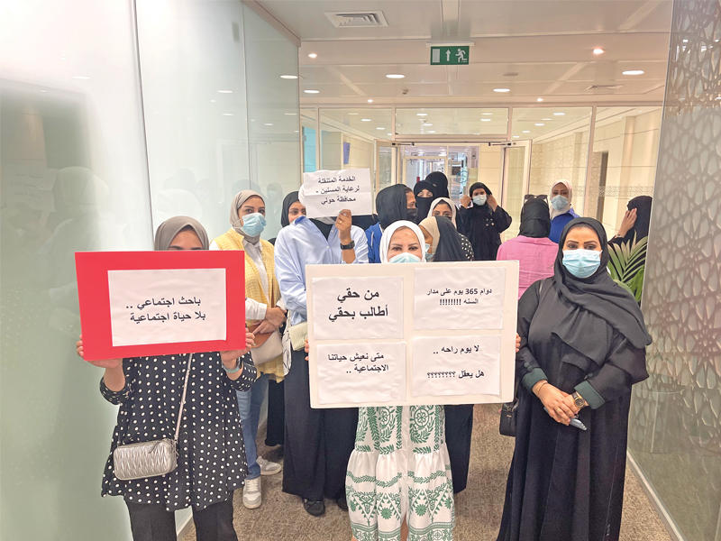 جانب من الوقفة الاحتجاجية لموظفات «الشؤون» أمسn