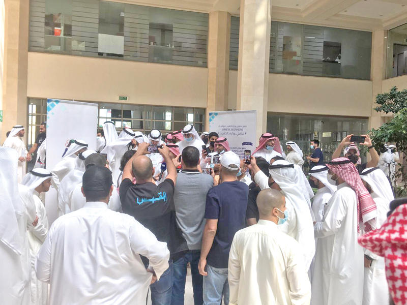 اعتصام العاملين في وزارة الكهرباء والماء أمس